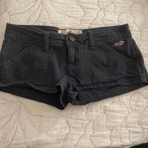 2000s Black cargo hollister low rise shorts